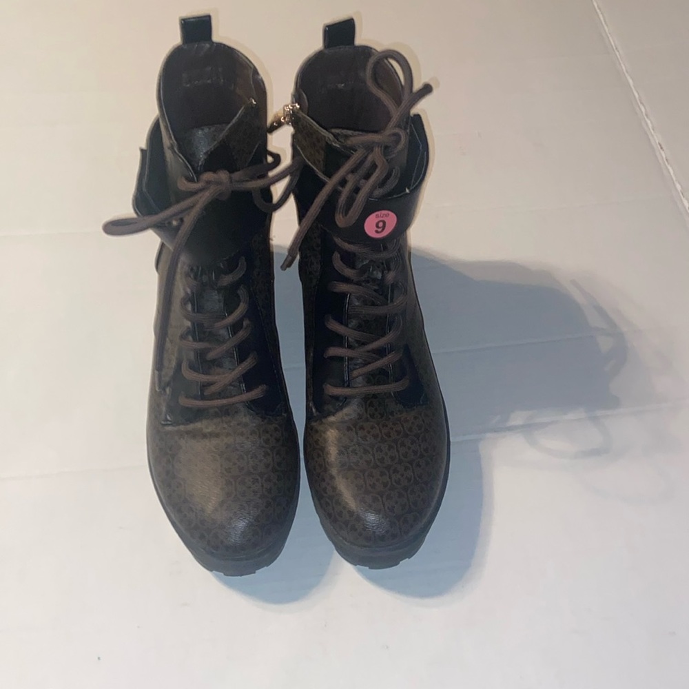New unworn Daisy Fuentes lace up brown and black combat style boots size 9